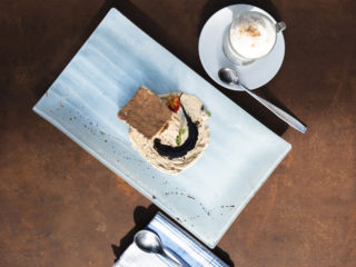 https://meyrin-lesvergers.ch/wp-content/uploads/2025/10/dessert-plat-avec-boisson-320x240.jpg