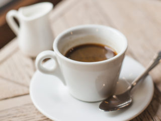 https://meyrin-lesvergers.ch/wp-content/uploads/2025/10/gros-plan-d-une-tasse-de-cafe-sur-une-table-en-bois-dans-le-cafe-320x240.jpg