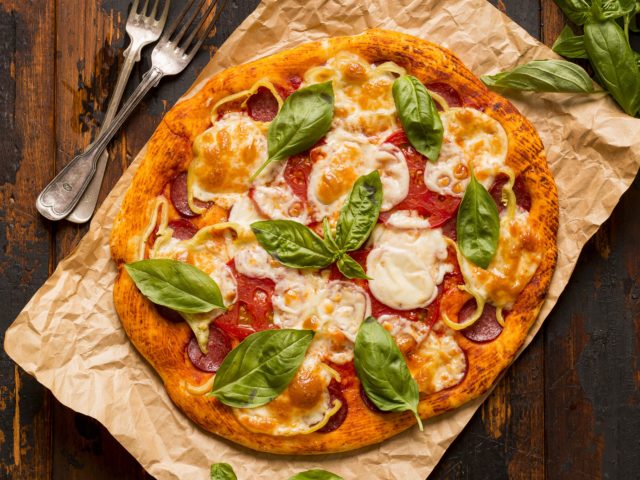 https://meyrin-lesvergers.ch/wp-content/uploads/2025/10/mise-a-plat-du-concept-de-pizza-delicieuse-sur-table-en-bois-640x480.jpg