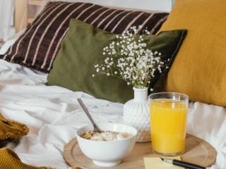 https://meyrin-lesvergers.ch/wp-content/uploads/2025/10/petit-dejeuner-au-lit-avec-verre-de-jus-320x240.jpg
