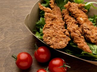 https://meyrin-lesvergers.ch/wp-content/uploads/2025/10/poulet-frit-a-angle-eleve-avec-salade-et-tomates-320x240.jpg